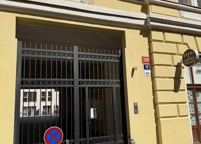 With Garage For 4 People Apartament